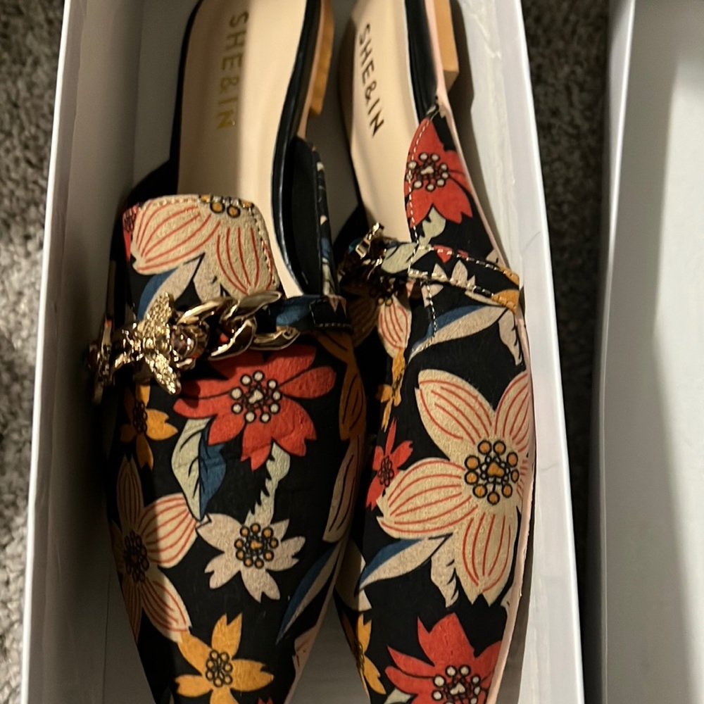 COPY - COPY - Metal Bee decor Floral Flat Mules